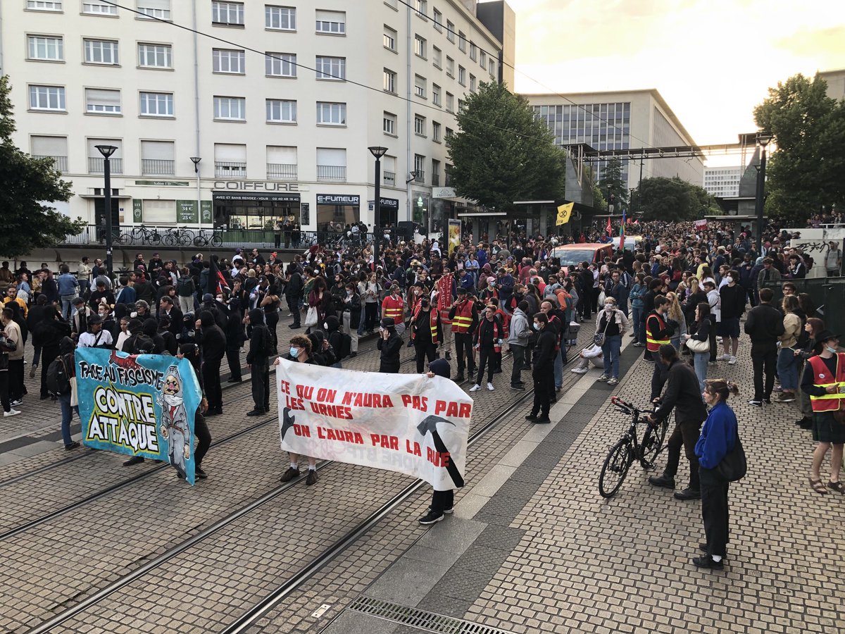 #Legislatives2024 #Nantes. Le cortège se repositionne sur la ligne de tram direction place du Cirque,