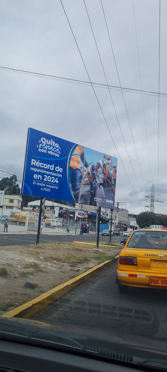 KattyMiranda14's tweet photo. 😡La verdad que sobre toda la #EloyAlfaro NO HAY NINGUNA REPAVIMENTACIÓN es una calle tan importante que está olvidada, huecos en ambas vías. No mienta @pabelml y haga el favor de que se evidencien las obras, y no solo quede en valla publicitaria. #Quito @MunicipioQuito https://t.co/PpF7dwheBm
