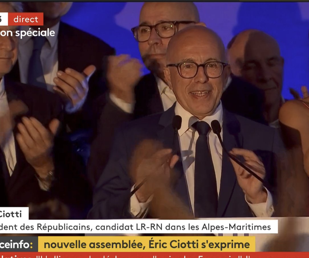 alcide_SDU's tweet image. Eric Ciotti il a tellement peur de se faire assassiner qu'il prend que des chauves à lunettes sur scène pour plonger les éventuels snipers dans la confusion