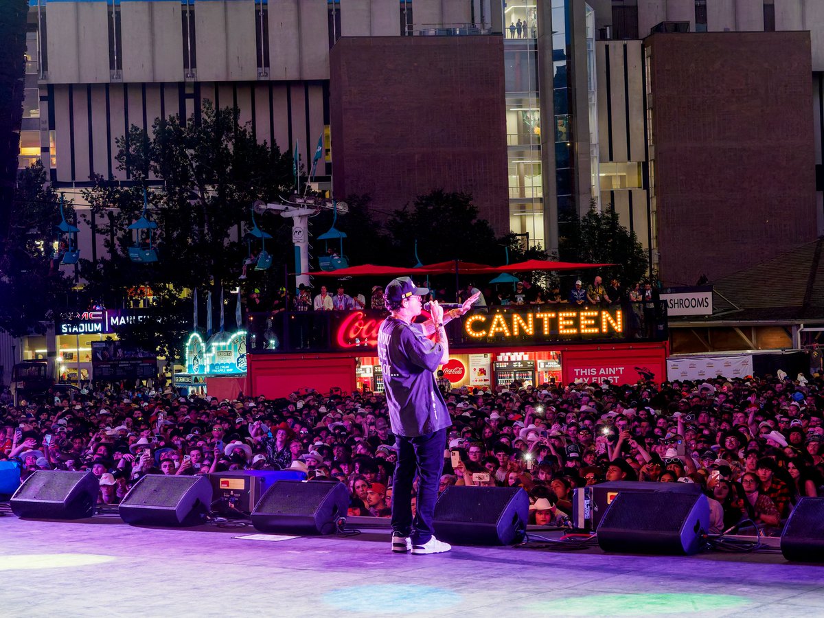 calronan's tweet photo. Fun night with @Logic301
#stampede2024 #calgarystampede #cokestage #yyc https://t.co/Y6i5MdTLoZ