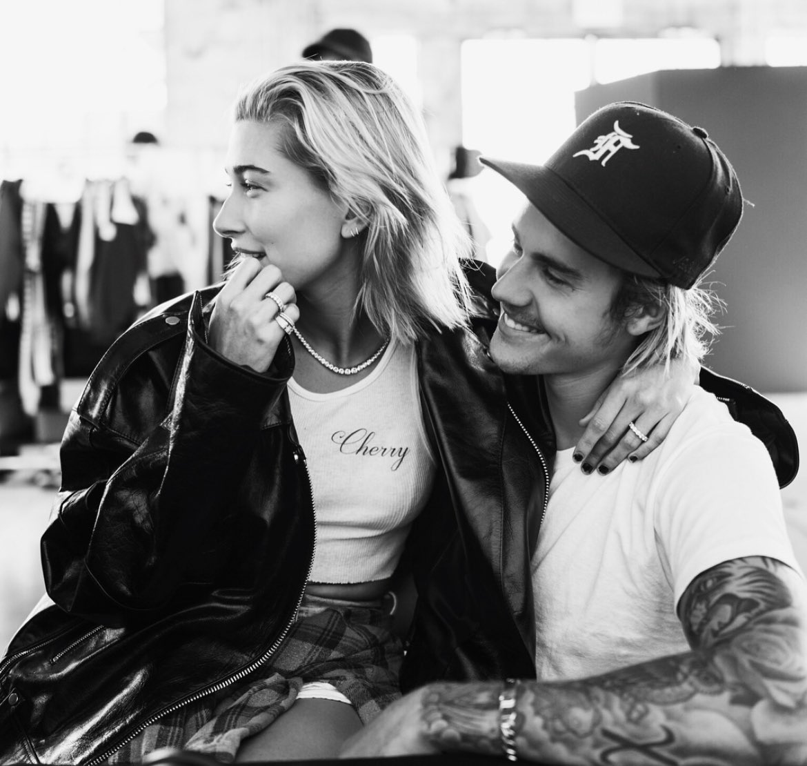 jbsuportebr's tweet image. “Meu coração é COMPLETAMENTE e TOTALMENTE SEU e SEMPRE colocarei você em primeiro lugar!  Você é o amor da minha vida, Hailey Baldwin, e eu não gostaria de passá-la com mais ninguém. 
Você me faz muito melhor e nós nos complementamos tão bem!!”. 🥹🤍