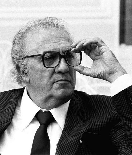 pierpi13's tweet photo. "Il fascismo nasce sempre da uno spirito provinciale, da una mancanza di conoscenza dei problemi reali e dal rifiuto delle persone, sia per pigrizia, pregiudizio, avidità o ignoranza, per dare un significato più profondo alla loro vita. Ancora peggio, si vantano della loro ignoranza e cercano il successo per se stessi o per il loro gruppo attraverso presunzione, affermazioni senza fondamento e una falsa esibizione di buone qualità, anziché appellarsi alla vera capacità, esperienza o riflessione culturale.
Il fascismo non può essere combattuto se non riconosciamo che è semplicemente il lato stupido, patetico e frustrato di noi stessi di cui dobbiamo vergognarci. "
Federico Fellini: In conversazione con Natalia Ginzburg.