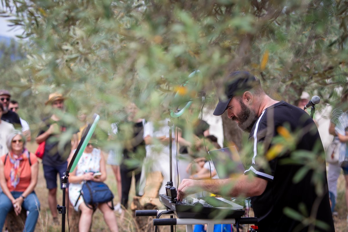 eufonic_fest's tweet photo. Quin matí a La Sénia entre oliveres, La Pista i #EufònicTERRA 🫒

El paisatge complex de Shoeg, el tast d'oli de @coopterram, la música de DJ 106, les coques de @vanesa_bust , els vins de @laviblio i el primer concert de @laminal_music !

Si escolteu bé, les fotos esdevenen so 🤫 https://t.co/gMQiwaJ0Pr
