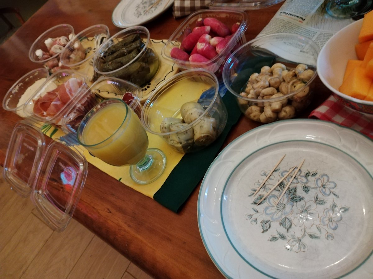 Tradition familiale, le piknik spécial soirée électorale est installé face à la télé. 
On avait aucun espoir.
Mon père commençait à s'endormir et puis j'ai crié "kenavo Gaby". 
<a href="/MounirBelhamiti/">Mounir Belhamiti</a> a annoncé sa défaite avec dignité
"kenavo Mounir" 😘