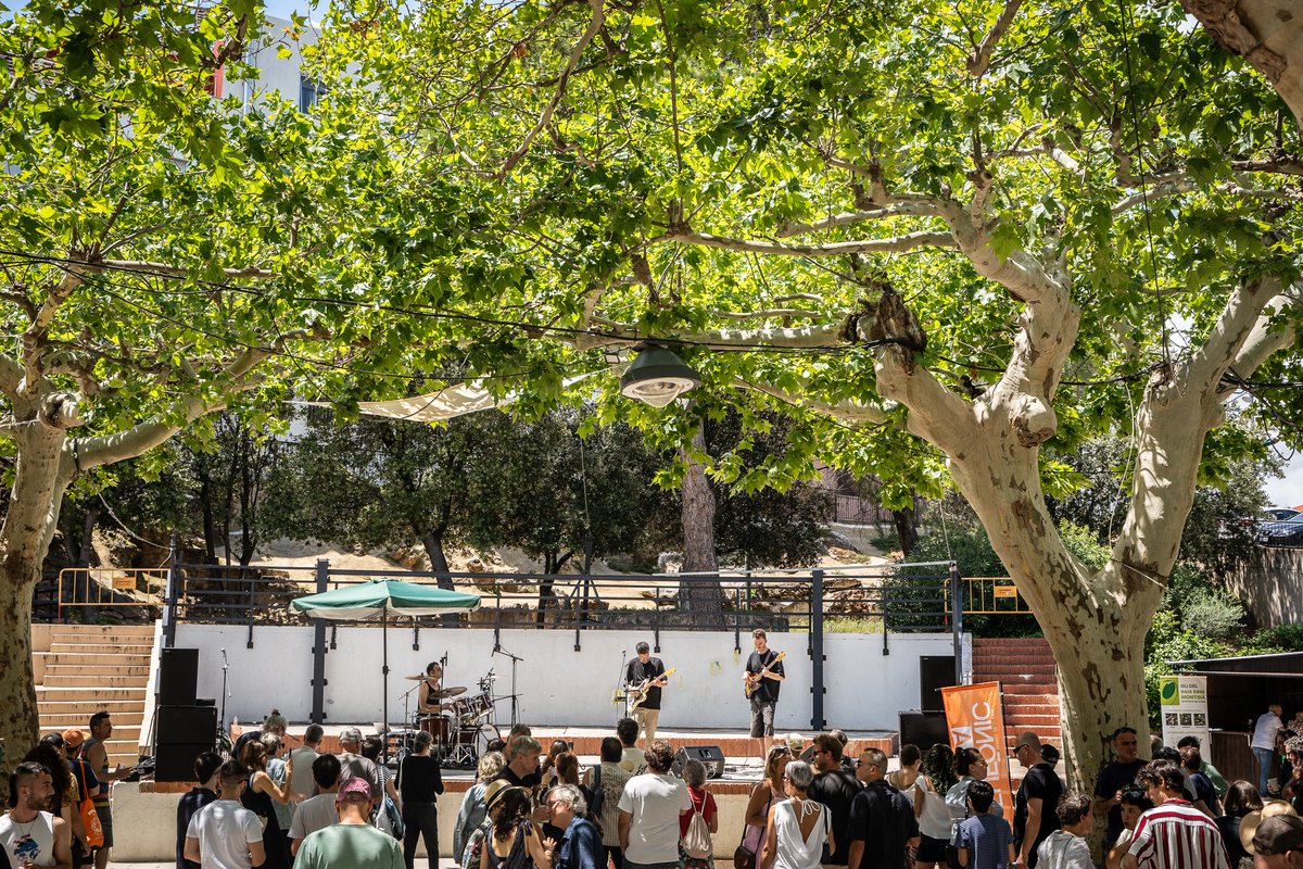 eufonic_fest's tweet photo. Quin matí a La Sénia entre oliveres, La Pista i #EufònicTERRA 🫒

El paisatge complex de Shoeg, el tast d'oli de @coopterram, la música de DJ 106, les coques de @vanesa_bust , els vins de @laviblio i el primer concert de @laminal_music !

Si escolteu bé, les fotos esdevenen so 🤫 https://t.co/gMQiwaJ0Pr