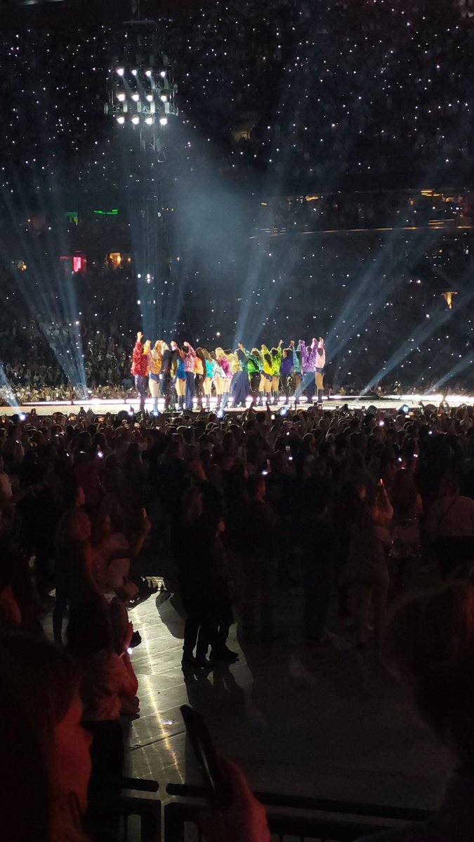 WAT EEN VROUW  
#TheErasTourAmsterdam