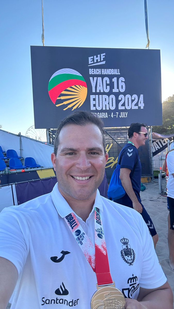 FARBM_COM's tweet photo. 🥈¡Nos llegan grandes noticias desde Bulgaria! El delegado aragonés Cristian Rosell, plata en el europeo sub 16 de balonmano playa con la selección nacional.

🤝 ¡Enhorabuena! https://t.co/c5nlcbkYnx