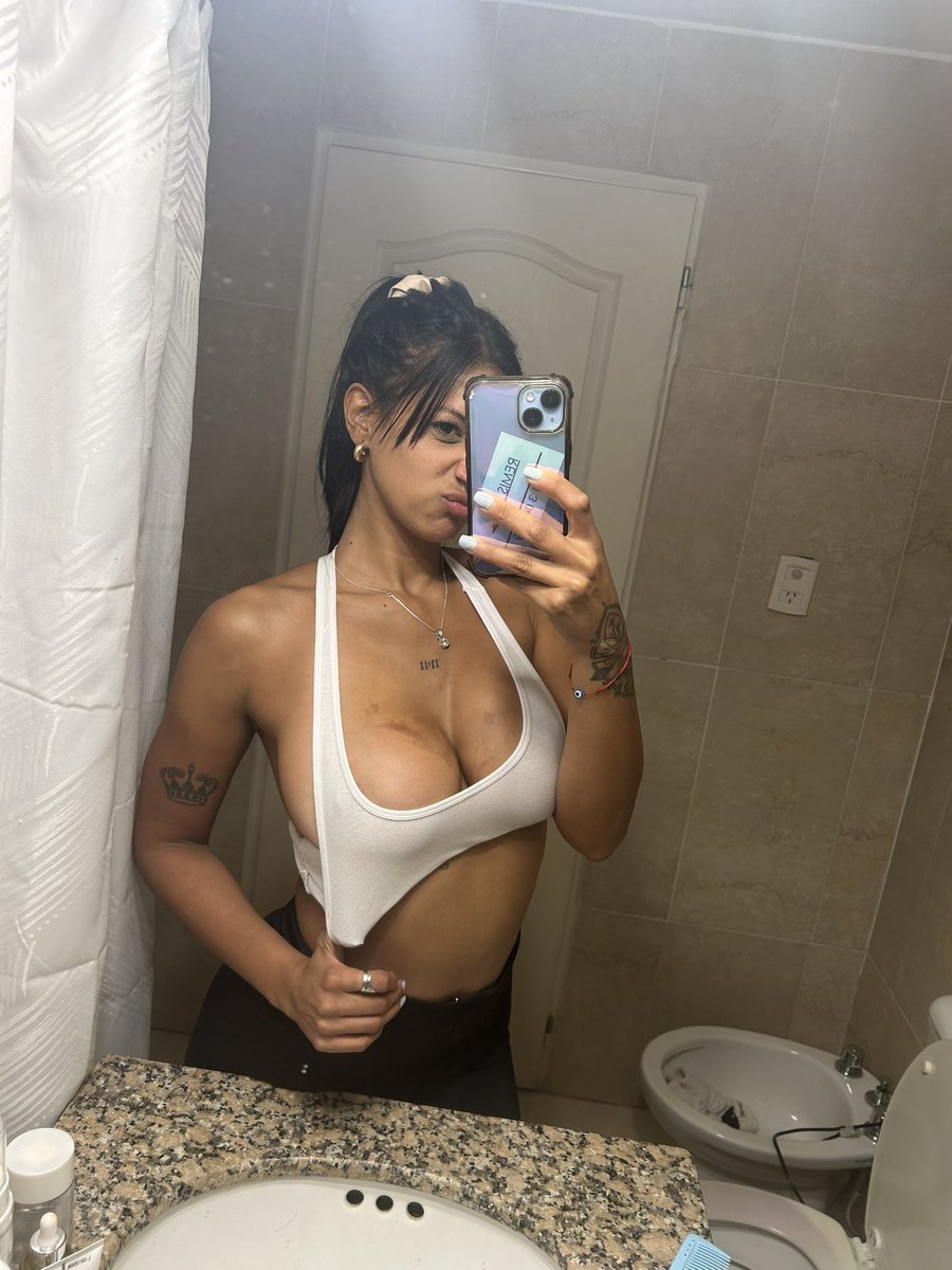 catahoneybb's tweet photo. Are latinas your type yes or no? https://t.co/sAniSnwaNA