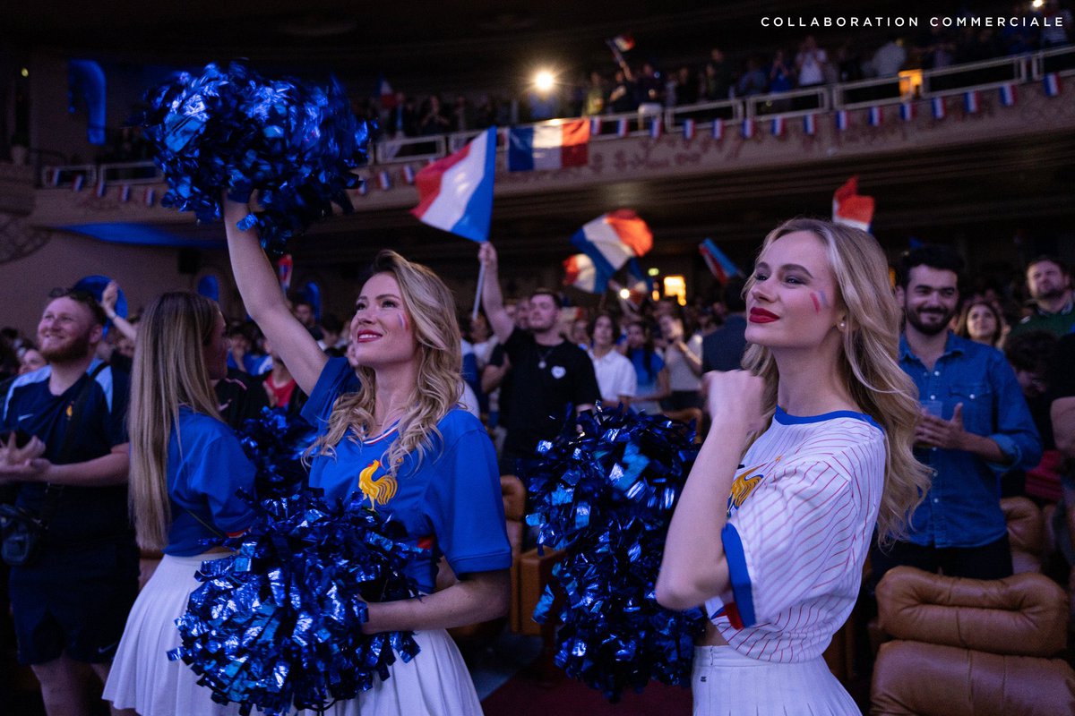 Footballogue's tweet photo. 𝐄𝐬𝐩𝐚𝐠𝐧𝐞 🇪🇸- 🇫🇷 𝐅𝐫𝐚𝐧𝐜𝐞 𝐝𝐚𝐧𝐬 𝐥𝐞 𝐩𝐥𝐮𝐬 𝐠𝐫𝐚𝐧𝐝 𝐜𝐢𝐧𝐞𝐦𝐚 𝐝𝐮 𝐦𝐨𝐧𝐝𝐞 ! 🤩 

Venez supporter nos Bleus mardi soir pour la demi-finale de l’Euro 2024 ! 

Showcase, cheerleaders, restauration, saxophoniste, quiz foot avec des cadeaux à gagner : tout comme au stade, mais dans un cinéma. 🔥 

Offre spéciale : -𝟓€ sur votre billet et celui de vos potes avec le code « 𝐅𝐎𝐎𝐓𝐁𝐀𝐋𝐋𝐎𝐆𝐔𝐄𝟐𝟒 » 

👉 𝐑𝐄́𝐒𝐄𝐑𝐕𝐄𝐑 : https://t.co/0xGJX663iu