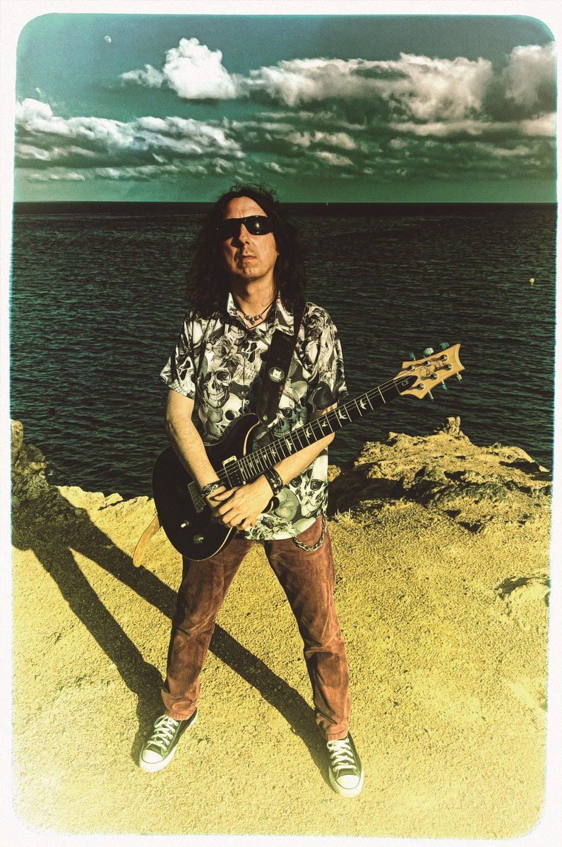 Grabando las escenas del solo de guitarra de Ricky Rock, ante la inmensidad del mar y las cámaras de 2112 Producciones
Que ruede La Esfera!!

#dobleesfera #antonioelzaurdia #prsguitars #lanuevaeradelrock #rickyrock #2112producciones