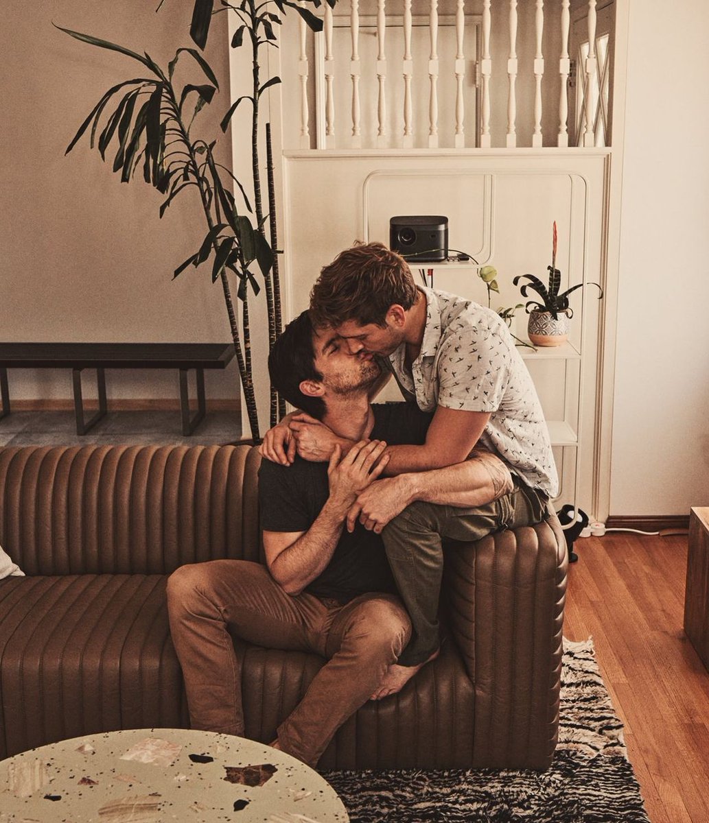 DiverCityMx's tweet image. El amor gay es amor puro y sincero, que no entiende de géneros ni prejuicios. ❤️🌈 #LoveIsLove #Orgullo2021  🏳️‍🌈

📸 #ChicosEnLaRed  💕 💕 🏳️‍🌈
❤️🧡💛💚💙💜