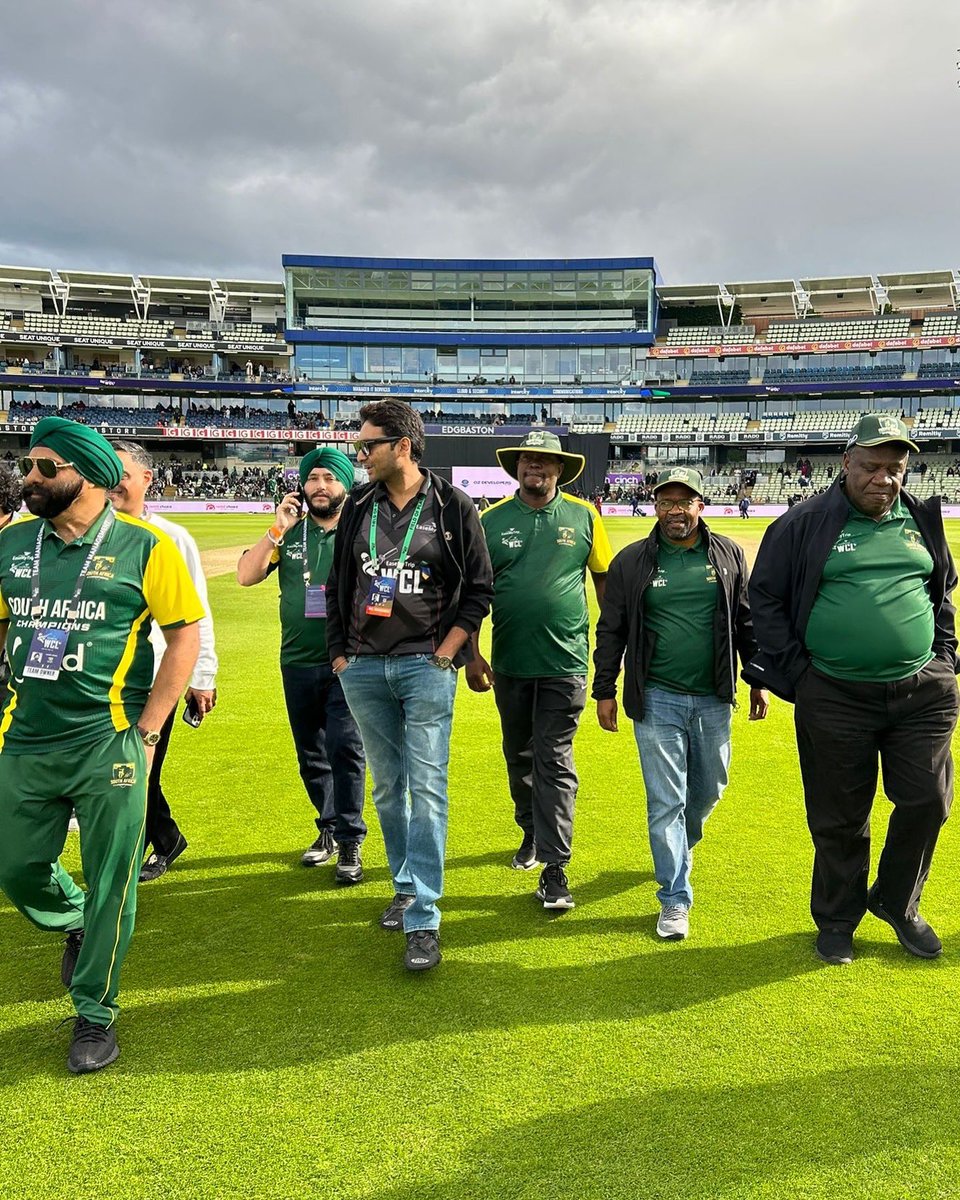 WCLSAChampions's tweet photo. High Commissioner, Mr. Jeremiah Nyamane Mamabolo., was warmly welcomed with great enthusiasm by the team owners, Mr. Harry Singh, Mr. Amandeep Singh and Mr. Puneet singh, owner of Aus champs. His Excellency also met the founder of EaseMyTrip, Mr. Nishant Pitti. #wcl #SAChamps https://t.co/MorFLidnHA