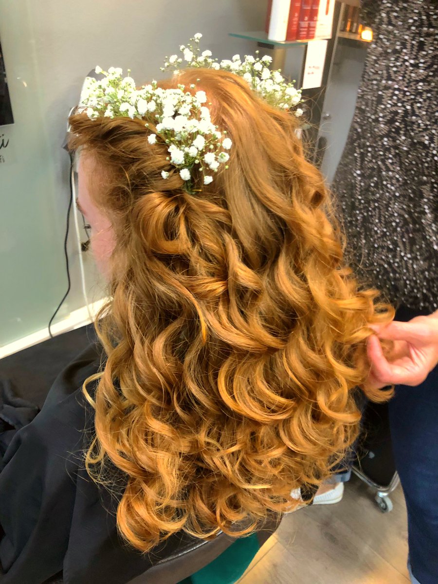 MariMakinen's tweet photo. Tänään vietettiin kuopuksen rippijuhlaa. Hänellä on mahtavat hiukset, jotka kampaaja laittoi vielä nätimmäksi. https://t.co/ofsBrGb5Lo
