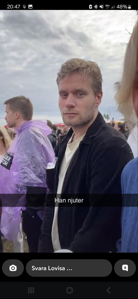 BUMSEN_BG's tweet photo. Den här snubben mikrade sin telefon 2013 i leksand och 2024 var här på sin första rock konsert saker värkar hänga ihop!
Han hört rykten att han bar plånbok med kedja https://t.co/CfFnNYX2Oh