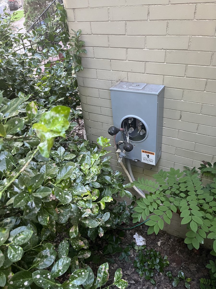 emilywalz's tweet photo. @PepcoConnect have been trying for years to get this extremely dangerous box fixed. All I get are emails from a DoNotReply account telling me it's been fixed. Spoiler: it hasn't. Our neighborhood kids are all at risk, it's right by the sidewalk. https://t.co/uBevNegqTm