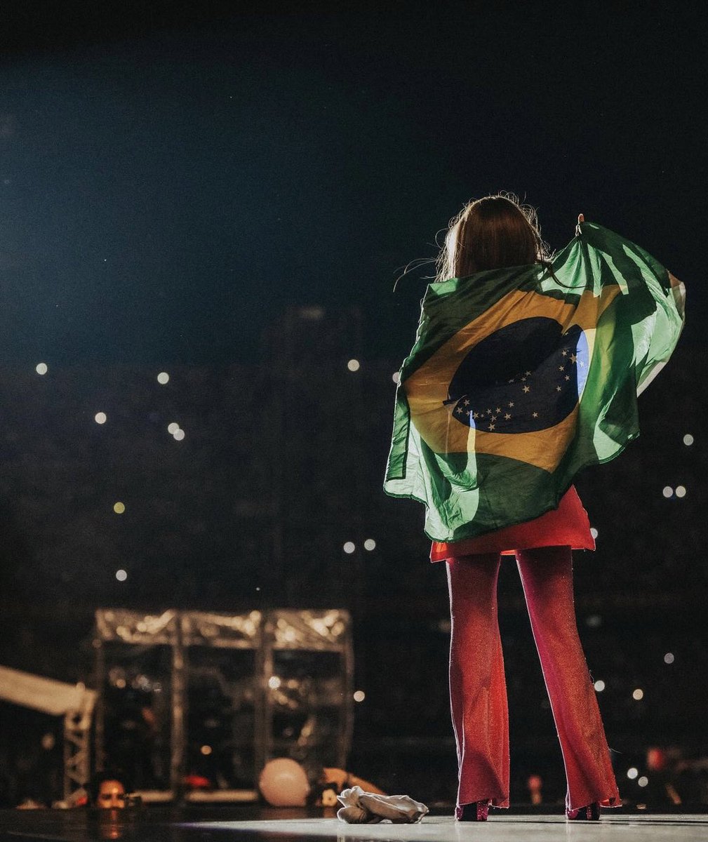 Todas as vezes que a Anahi provou o seu amor pelo Brasil e por nossa cultura. 

Segue o fio 🧶