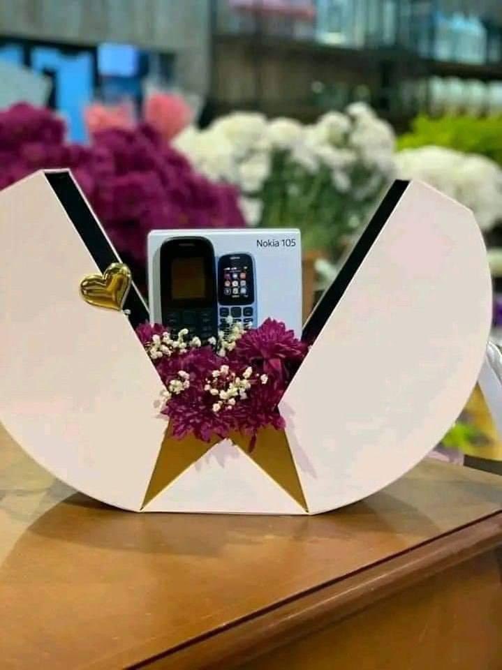 شاب يهدي خطيبته تلفون نوكيا. لان تلفونها خرب بعد الخطبة بيومين ❤