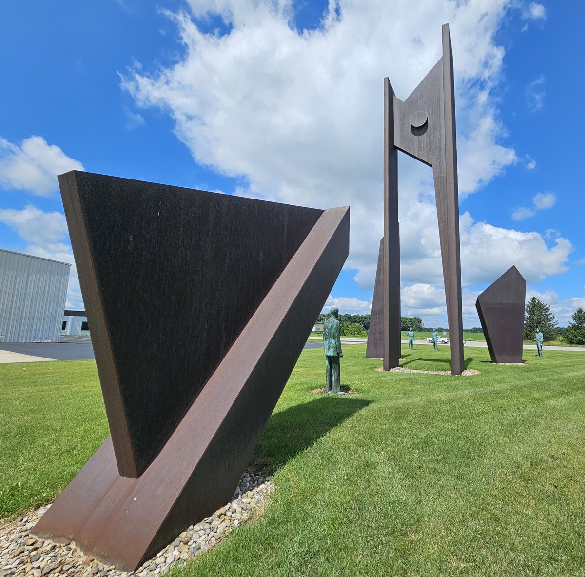 hve1's tweet photo. Roadside art dedicated to the metal working industry-see link for photos &amp; info #Builders #KirkNewman #KandMMachineFabricating #Cassopolis #Michigan #Art #PublicArt #Sculpture  https://t.co/5K8F3yDM2q https://t.co/Qi1gAjvQGI