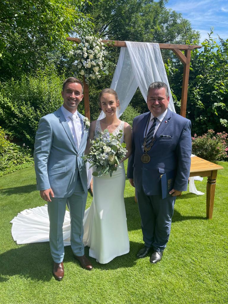 P_Studnicka's tweet photo. #Pocta ❤️| Jednou z nejmilejších aktivit je oddávat pár, ve kterém má učitel své absolventy🤵♂️💍👰♀️. V sobotu jsem měl takovou příležitost popáté za 18 let působení v zastupitelstvu města #Čelákovice. A opravdu vždy si důvěry svatebčanů nesmírně vážím🫠.
#Lony #Kozovazy #svatba https://t.co/iJUQyFo4TZ