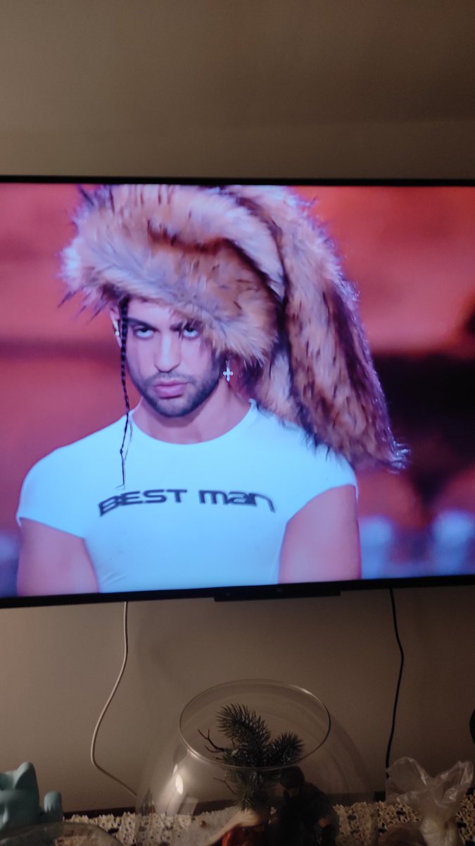 Mahmood mentre si sta lentamente trasformando in Jamiroquai. #timsummerhits