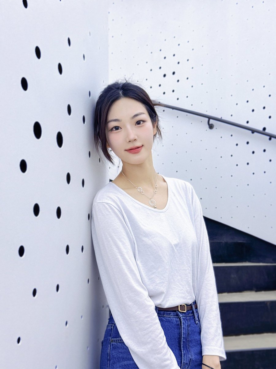 Até agora não estou entendendo o porquê da Vine Entertainment está postando fotos do primeiro Singler da miss h com as mesmas legenda sendo que eles poderiam está promovendo a solista..