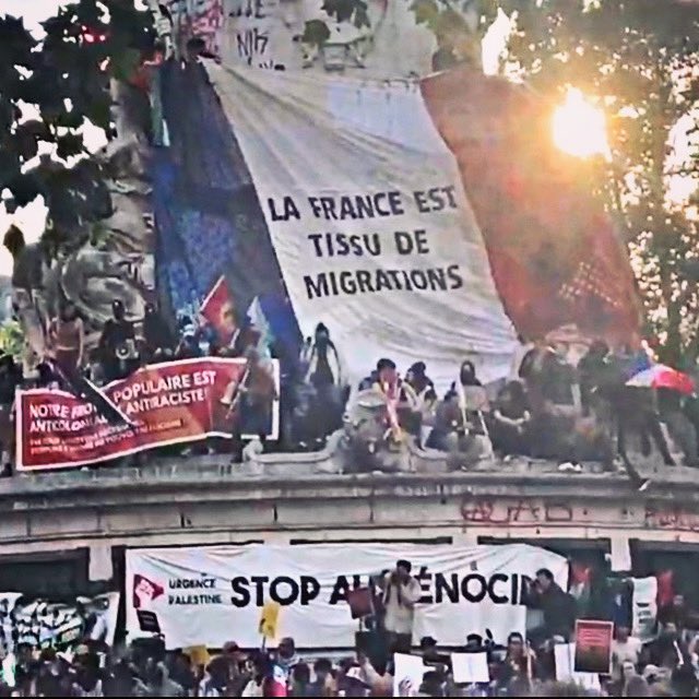 “La france est tissu de migrations” scritto sulla bandiera francese oggi in Place de la Concorde a Parigi. #france #paris #FranceElections