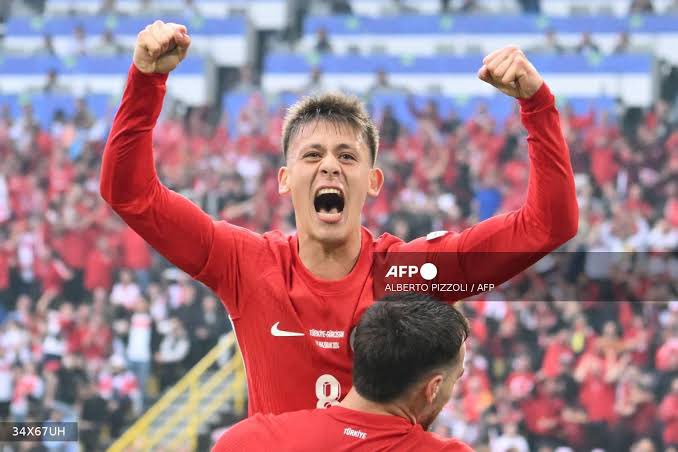 18 yaşında Real Madrid’e transfer ol. 19 yaşında Euro 2024’te çıktığın ilk maçta Ronaldo’nun rekorunu kır, gol atan en genç oyuncu ol. 1 gol 2 asist ile turnuvada en çok gole katkı sağlayan oyuncu ol.

Ama turnuvanın en iyisi sıfır gol sıfır asist ile Barış Alper olsun.
