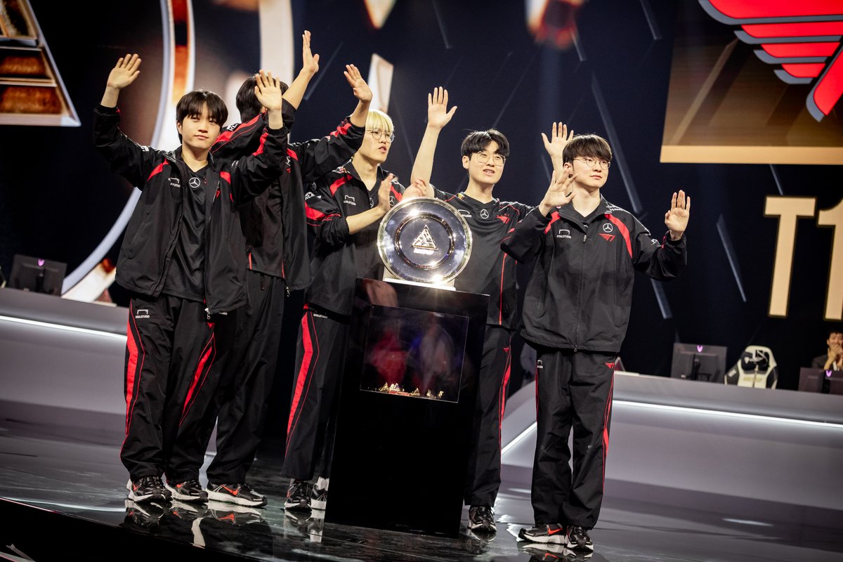 EWC_EN's tweet image. The kings are back! 
@T1LoL  🏆👑
#EsportsWorldCup