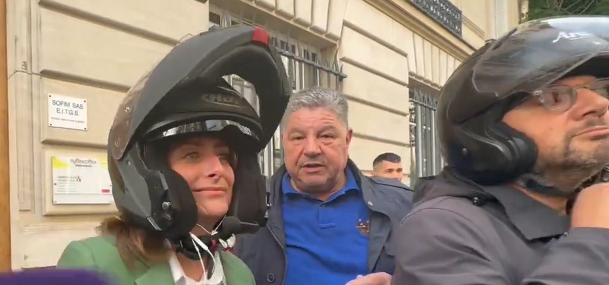 Magnifique <a href="/Clemence_Guette/">Clémence Guetté</a> qui a troqué son vélo mécanique pour un 2 roues au pétrole alors qu'un bon vélo électrique nucléaire sans émission lui aurait permis d'arriver plus rapidement à son autre plateau.