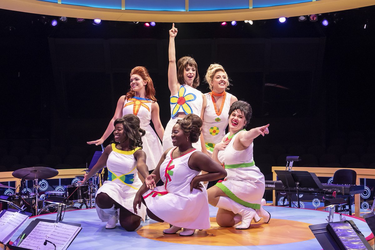 Ent_Chicago's tweet image. 'Beehive: The 60's Musical' is a high-energy tribute to the music, fashion, and social revolution of the 1960s. Featuring hits from The Shirelles to Mama Cass Elliot, this female-forward show at @MarriottTheatre  will have you singing along. entertainingchicago.com/marriott-theat…