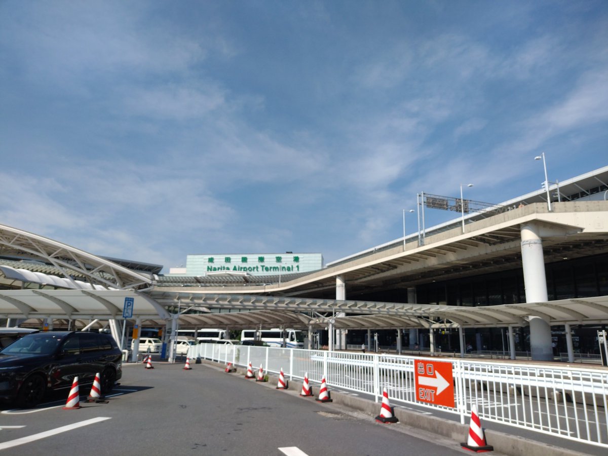 今日は、お客様のお出迎え。最近、空港に来ることがあるが、自分では飛行機に乗っていない。どこか海外旅行に行きたいなあ。

#DiNOV #海外　#旅行　#空港