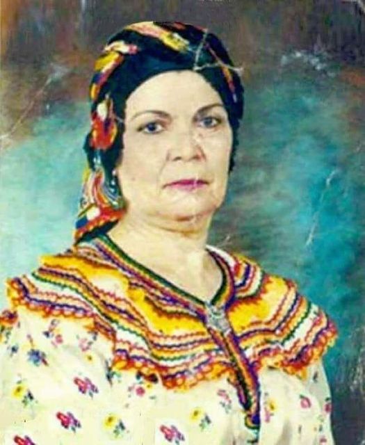 HoudMalek's tweet photo. https://t.co/yIYPAiVYuc

Nna Crifa

Tgujjel, tɣurr-itt ddunit
Tergel tmeddit
Tebda s tkessawt n wulli

Ccna n wuraren teddem-it
Acewwiq, terfed-it
Tcerreg igenni am yitri

Seg taddart-is ɣer Zenith
Kra yellan texdem-it
Tudert-is mačči n tili

https://t.co/yIYPAiVYuc https://t.co/piwk5nZJuL