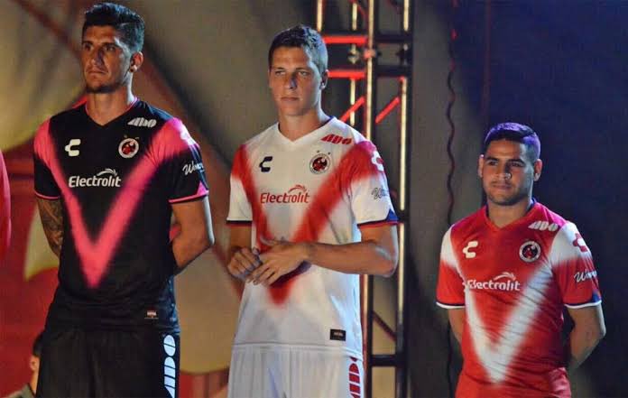 chesarretroshop's tweet photo. 📸 🔴 Veracruz Apertura 2016 🔵🦈

🔗 Te invitamos a checar nuestro catálogo completo en este link ⬇️

✅ https://t.co/GIjBemxaQR

💥 TikTok 
https://t.co/GgFUQe2kdF

🔵 YouTube:
https://t.co/AWksUONzQ3

 #TuTiendaTiburon #TibuRetro #pieltiburon https://t.co/7Ks8VC5ITm