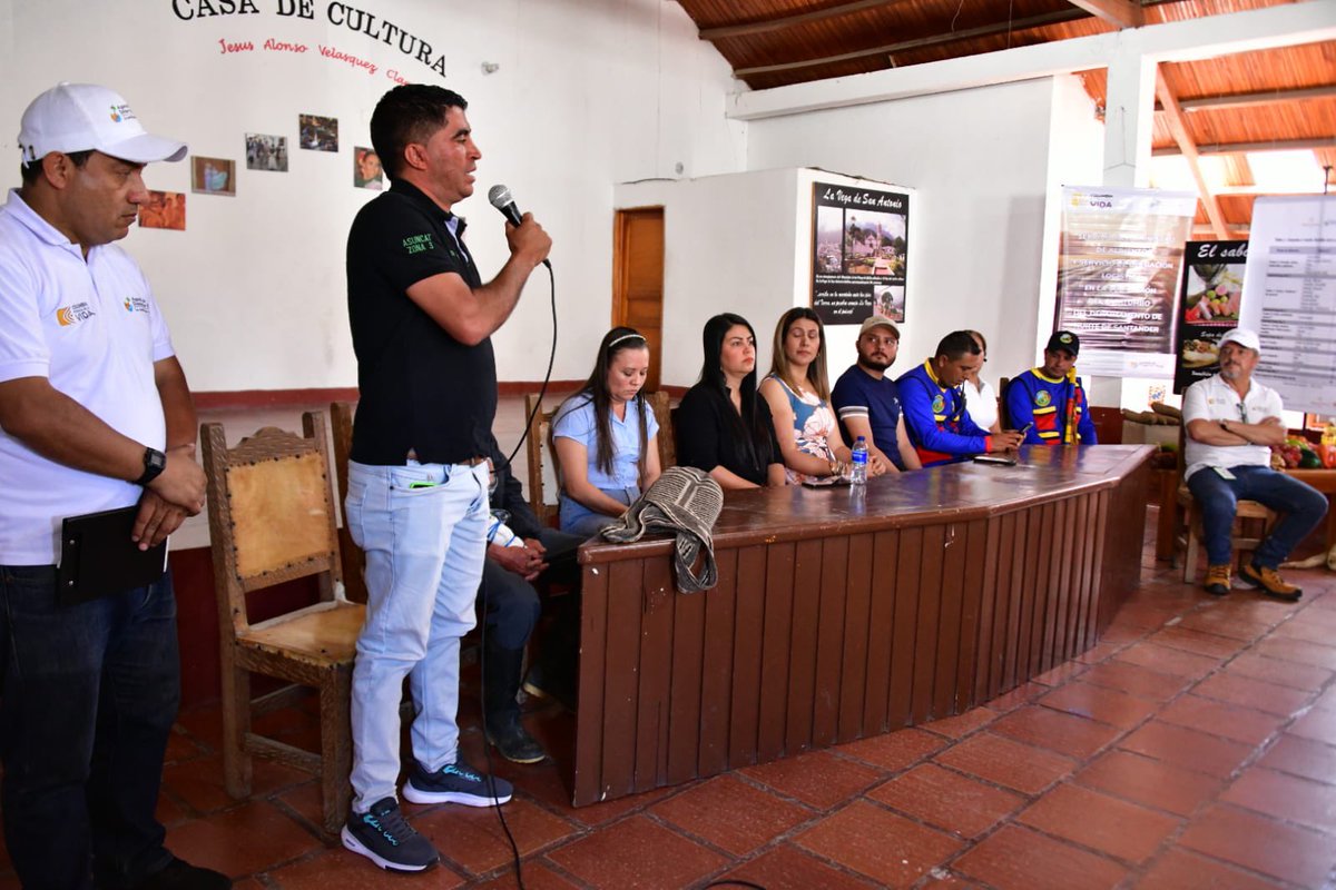 ADR_Colombia's tweet photo. “Hoy, estas familias reciben su primera canasta popular, fruto de la movilización y exigencia al Gobierno Nacional. Yo cultivo coca, pero sé que estoy perdiendo mi vocación como campesino y causando daño a la sociedad.” @AleiderCat https://t.co/qJxgBtmqZW