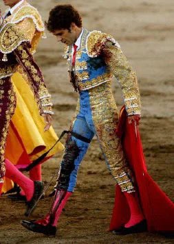 (Casi) todos estamos aquí por el toreo caro, la belleza a través de la pureza. Pero ¡ay amigo!, cuando la vergüenza torera del espada se hace presente, te atrapa, te zarandea y te hace destapar las más primigenias emociones del arte de torear. Gloria eterna a los toreros.