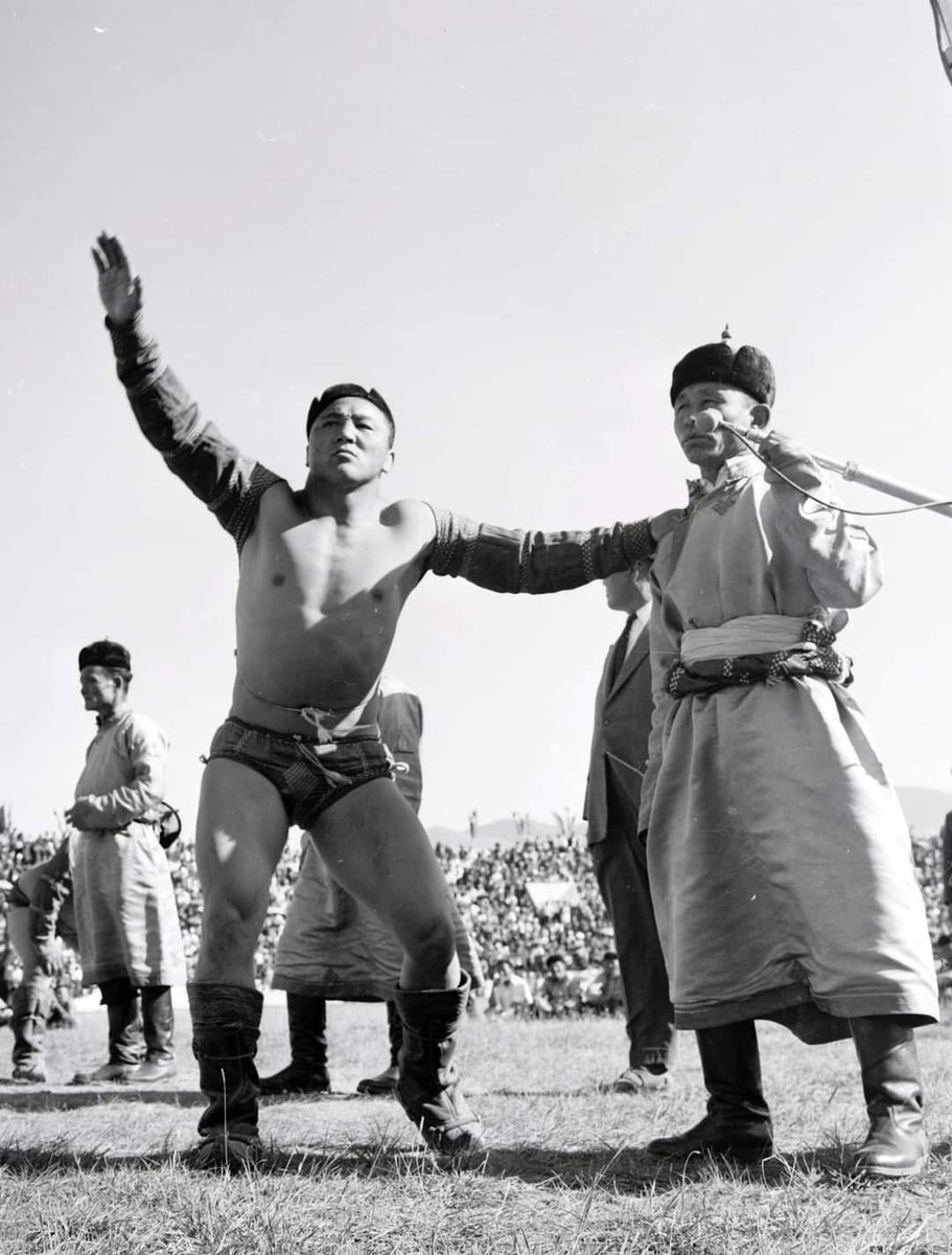 Давчаад ахыгаа барилдаж байхад бөх болдог азгүй хүү юм даа гэсэн гэдэг.