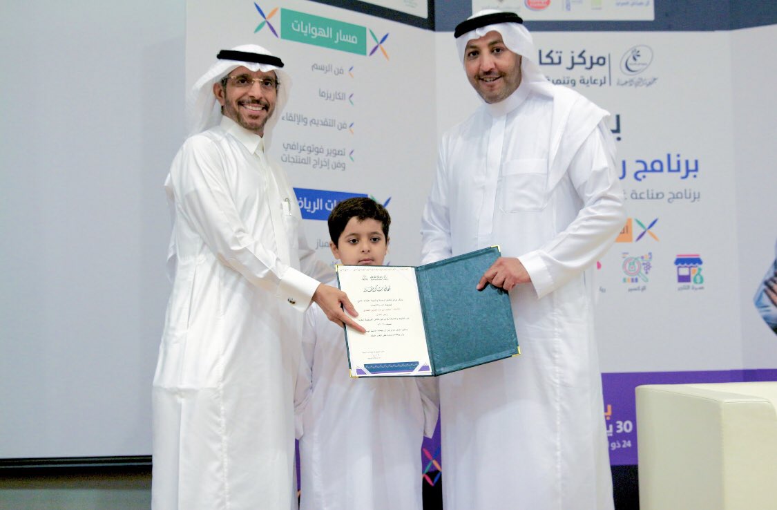 رجل الاعمال الأستاذ محمد بن عبدالرحمن العفالق  ينقل تجربته في مجال التجارة  للمشاركين في برنامج ريادة الأعمال، بمسار #صرة_التاجر ويشيد بالمسارات المصممة لتدريب المشاركين في برامج تكامل الصيفية 

#بصمات #الاحساء 
#بكره 
#بصمات_واحة_الاحساء 
#جمعية_البر_بالاحساء