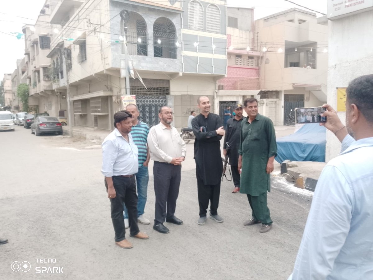 kda_gos's tweet photo. DG KDA Syed Shujaat Hussain is overseeing the road carpeting around Imambargah Almohsin to benefit the community. 
Mr. Abbas. XEN  briefed the DG about the development scheme. https://t.co/60hOaFYru7