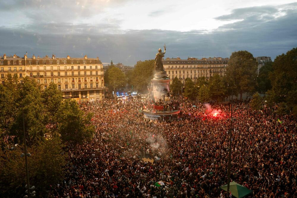 MidiaNINJA's tweet photo. A França gritou: Não passarão! E não passaram!

Praça da República, em Paris, hoje.

📸 Geoffroy Van Der Hasselt / AFP https://t.co/nm3fiXvH6s