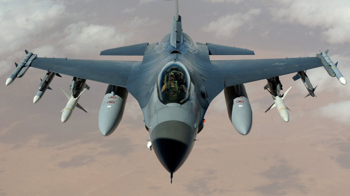 BartAafjes68's tweet photo. I'm a Dutch 🇳🇱 tax payer. Nothing makes me happier than seeing my tax euros spent on supporting Ukraine and fighting evil. #F16 #FightingFalcon #RussiaIsATerroristState https://t.co/BzJvpT8jhG