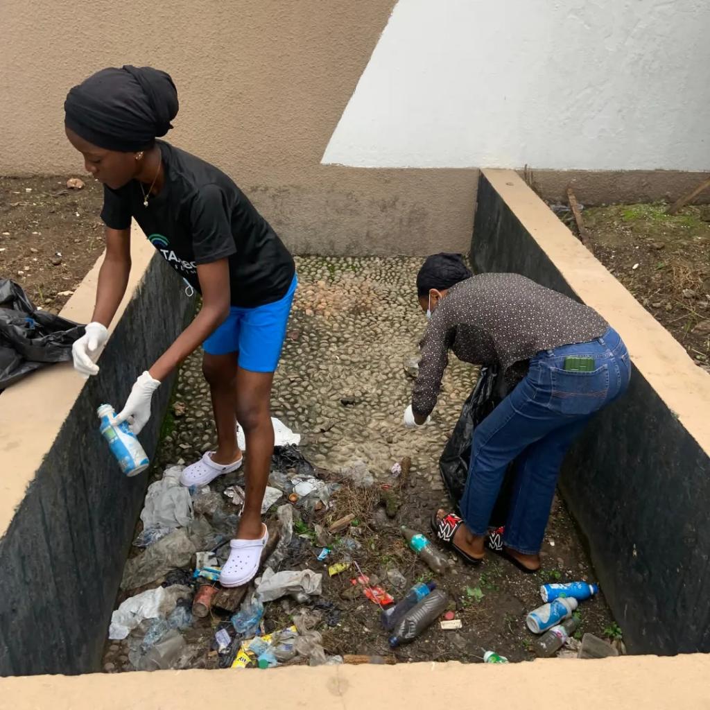 ploggingnigeria's tweet photo. #oauploggas #ThePES100 #wekeepfittokeepclean #ploggingnigeriacluboau #plogging #oau #comeonploggas #ploggingnigeriaoau #fitpeopleincleancommunities https://t.co/5zqs6Yt6Is