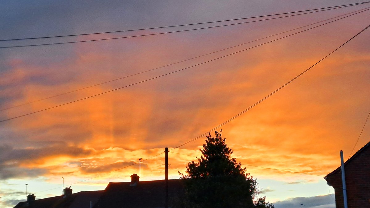 Sky over Moulton this evening <a href="/NNskies/">jaja 🐯</a>