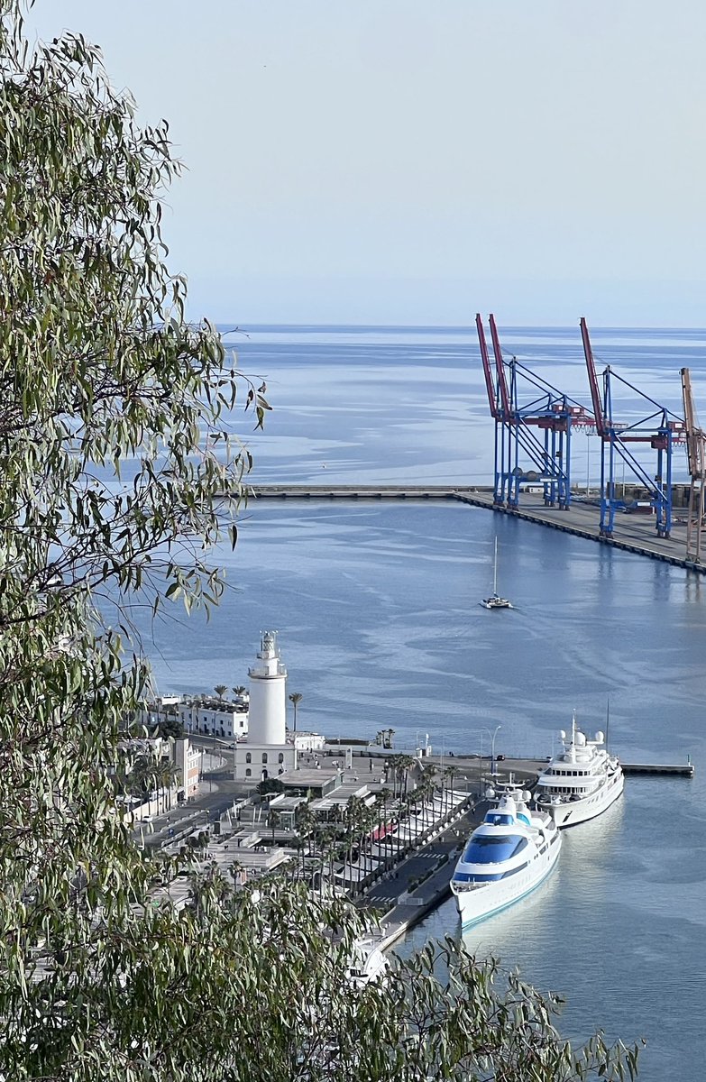 Siempre tan hermosa nuestra Farola 

#Lighthouse #Malaga
