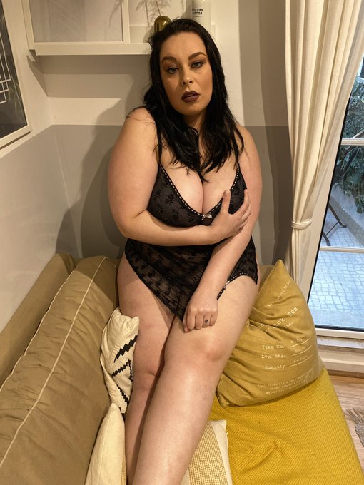 2 pic. I know you wanna see my large nipples and fat tits hurry to the link in my bio
??☺️? #bbw #pawg