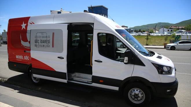 Göç İdaresi “mobil göç aracı” hizmeti tüm yurtta yaygınlaşıyor. Olması gerekenler, olması gerektiği gibi tüm yurtta hayata geçiriliyor. Sığınmacıların bir plan çerçevesinde geri gönderilme süreçleri tavizsiz ve planlı şekilde hayata geçiriliyor. Tüm bunlar twit atmayla değil,