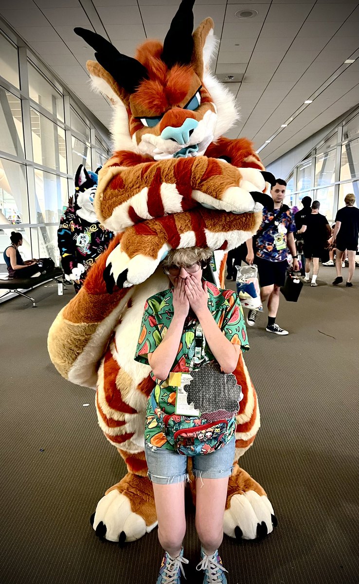 I be looking a little snack sized compared to <a href="/palacebeast/">PAL🐾🏙</a>… 🙈😋
#Anthrocon #Anthrocon2024