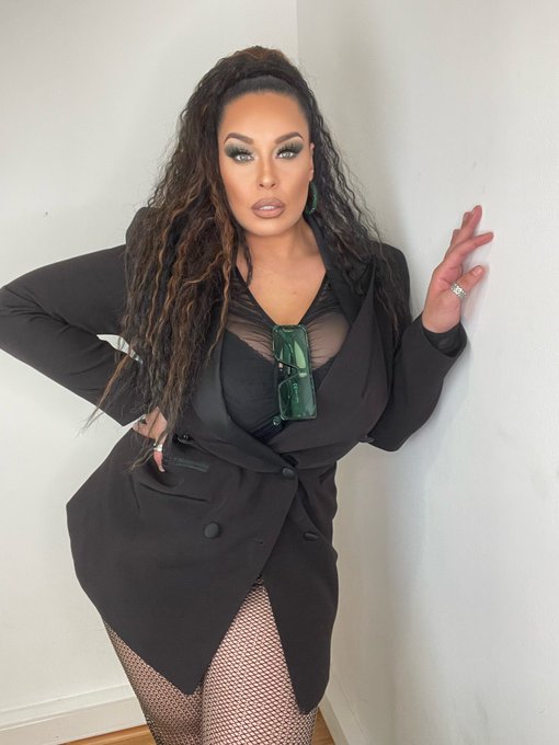 4 pic. Can I be your new friend? https://t.co/WyilAUXsAs