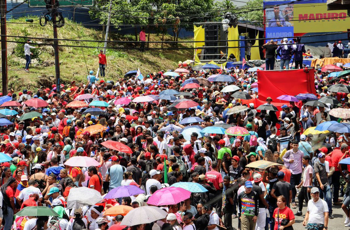 El presidente obrero <a href="/NicolasMaduro/">Nicolás Maduro</a> llegó con la energía y alegría del buen revolucionario a Petare. Entregó 5 centros de salud, además aprobó la activación del programa de viviendas, para la transformación de las barriadas para el buen vivir  1/2