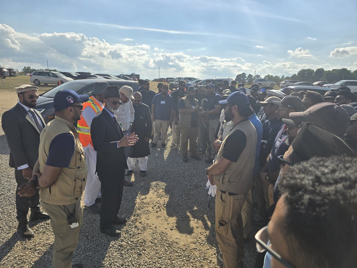 Jalsa_Canada's tweet photo. National President of the Ahmadiyya Muslim Jama'at, Respected Lal Khan Malik Sahib shares words of gratitude and reminds the volunteers to thank Allah for covering all of our shortcomings and allowing us to have a successful #JalsaCanada https://t.co/UOF7UYe1VN