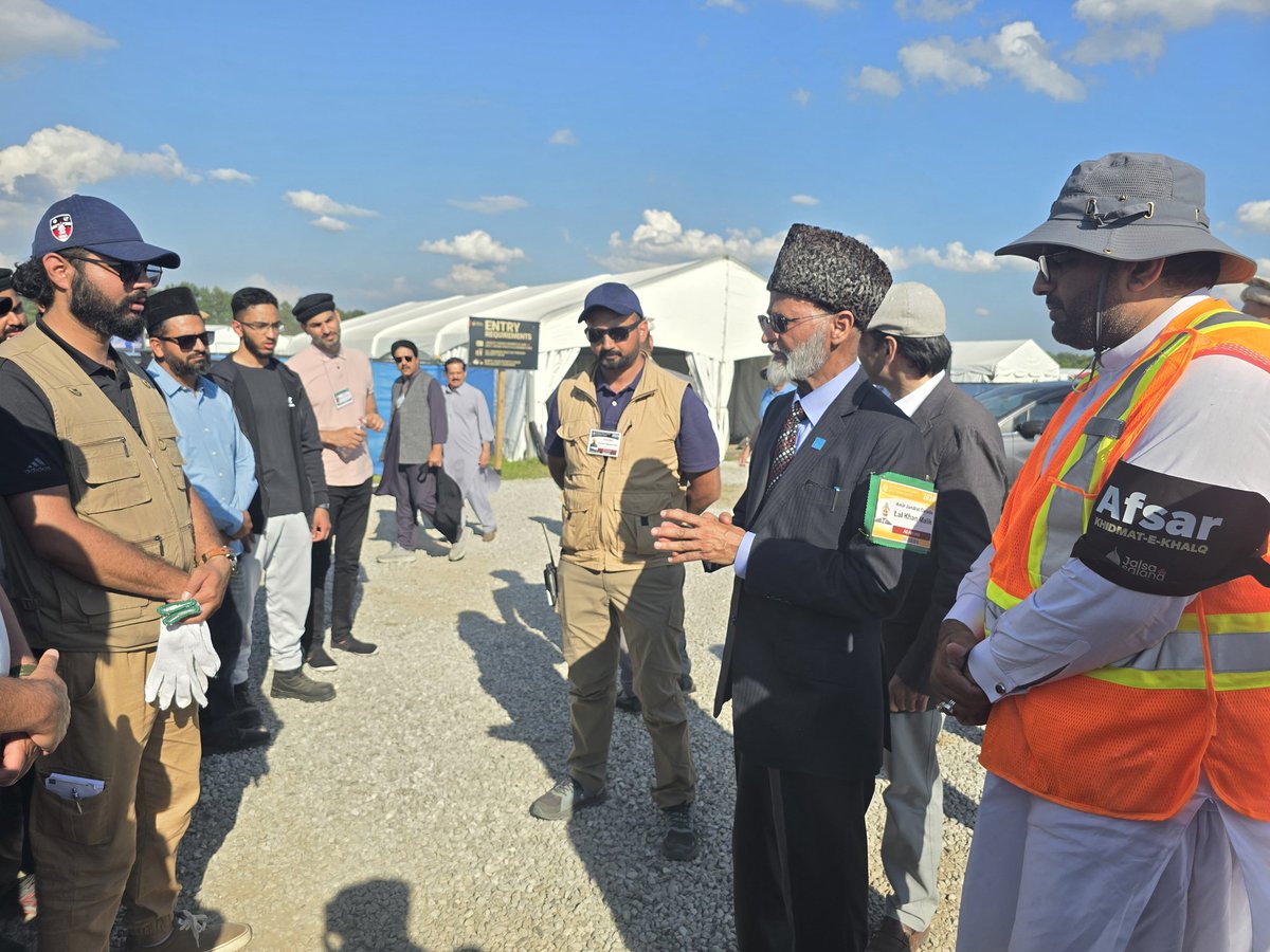Jalsa_Canada's tweet photo. National President of the Ahmadiyya Muslim Jama'at, Respected Lal Khan Malik Sahib shares words of gratitude and reminds the volunteers to thank Allah for covering all of our shortcomings and allowing us to have a successful #JalsaCanada https://t.co/UOF7UYe1VN